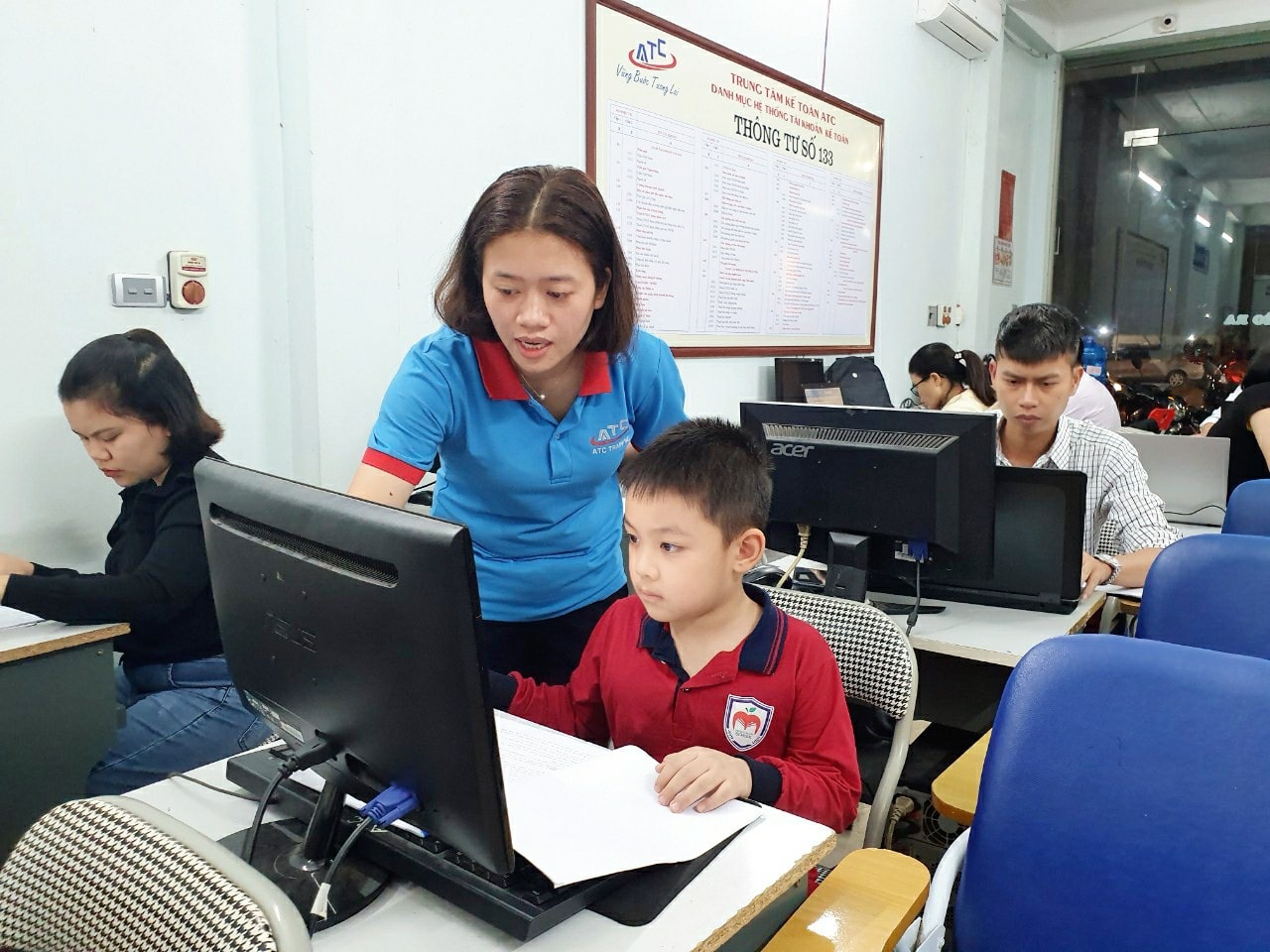 Khóa tin học văn phòng dành cho trẻ em tại Thanh Hóa Là khóa học nền tảng, giúp các bé tiếp thu dễ dàng các kiến thức Tin học chuyên sâu Rèn luyện kỹ năng, sử dụng máy tính hiệu quả Trang bị những kiến thức Tin học thiết thực, ứng dụng thường xuyên trong học tập và cuộc sống