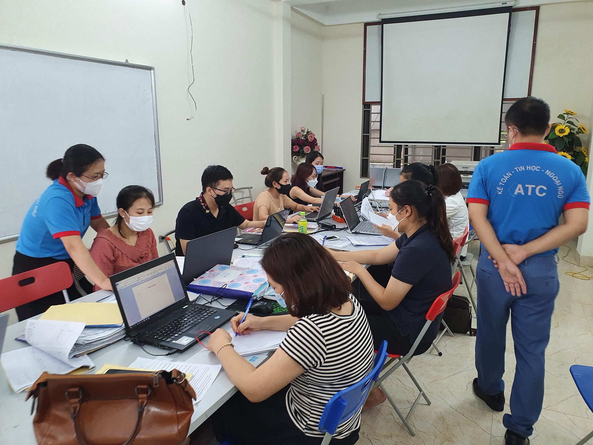 Học tin học văn phòng ở Thanh Hóa Tiếp nhận và xử lý các trường hợp báo cáo về tình trạng của nhân viên bao gồm: ốm đau, hiếu hỉ, thai sản…