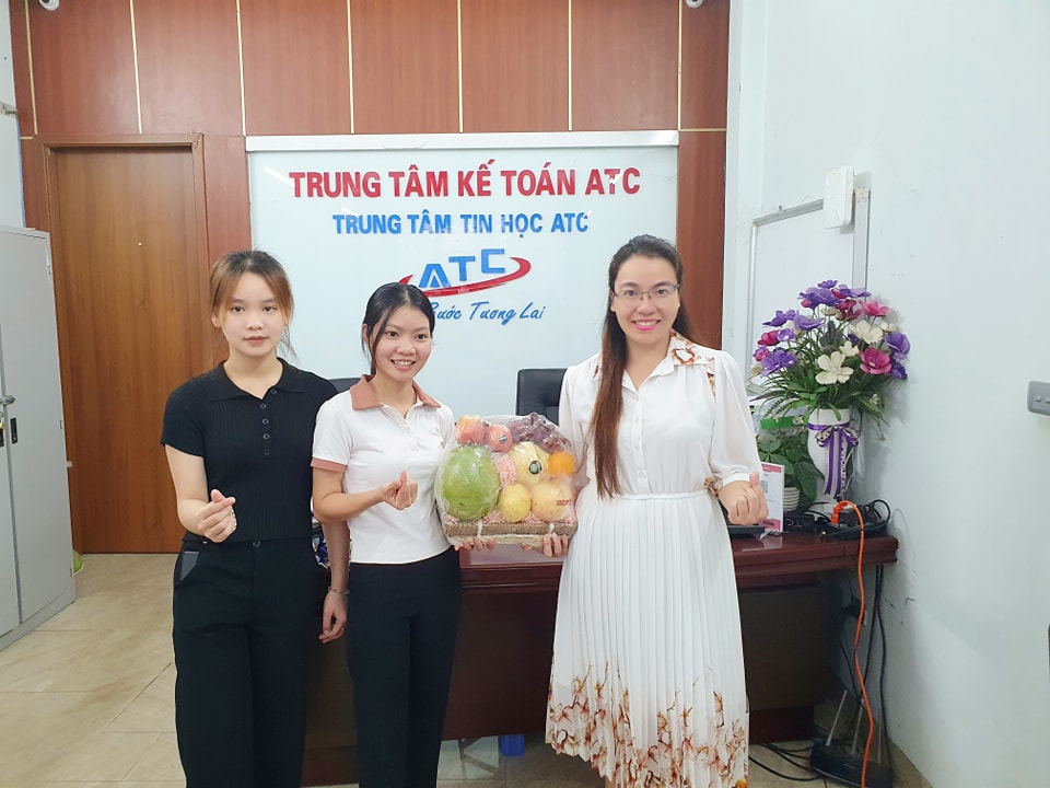 Hoc ke toan tai thanh hoa SÁNG MÙNG 1, SẾP ATC NHẬN QUÀ CỦA HỌC VIÊN TỐT NGHIỆP...Các em nói: Cả 1 lộ trình học ở ATC các em nhận được